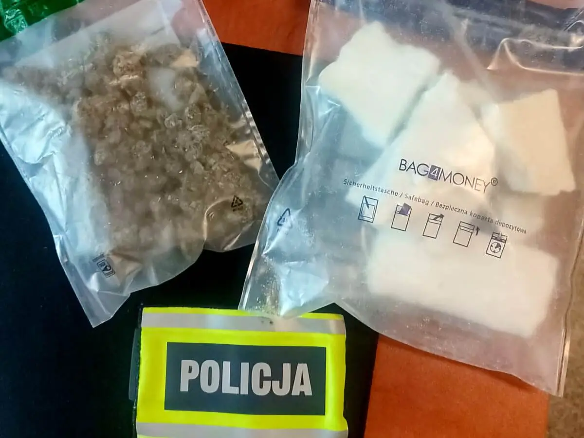 Zatrzymanie poszukiwanego mężczyzny przez policjantów z Gliwic. Zabezpieczono duże ilości narkotyków