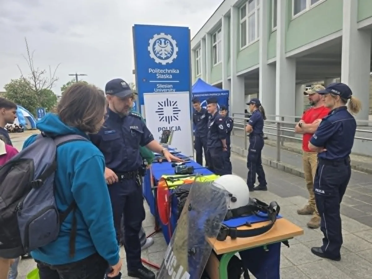 Policjanci na Dniu Bezpieczeństwa na Politechnice Śląskiej