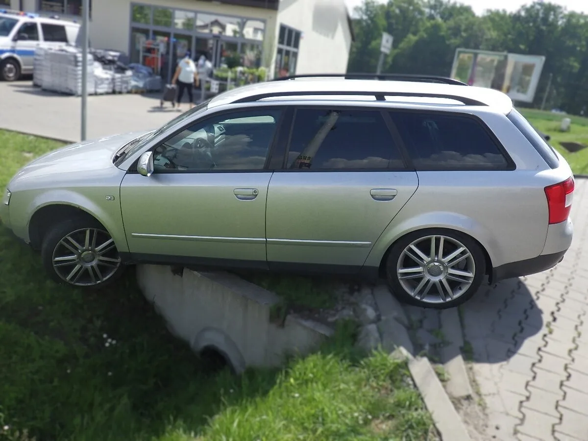 Pijany kierowca wjechał do rowu, świadkowie uniemożliwili mu ucieczkę