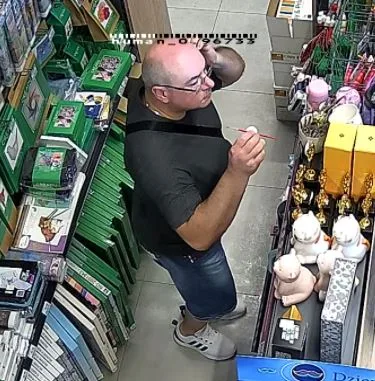 Poszukiwania mężczyzny związane z oszustwem w sklepie