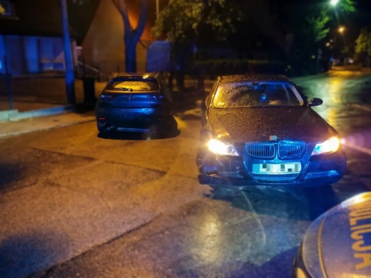 Nietrzeźwa kierująca bez uprawnień uszkodziła dwa auta, a pijany znajomy chciał jej pomóc