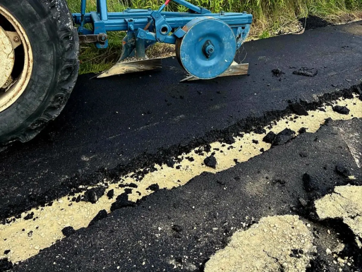 Mężczyzna zciągnikiem uszkodził świeżo położony asfalt w Gliwicach
